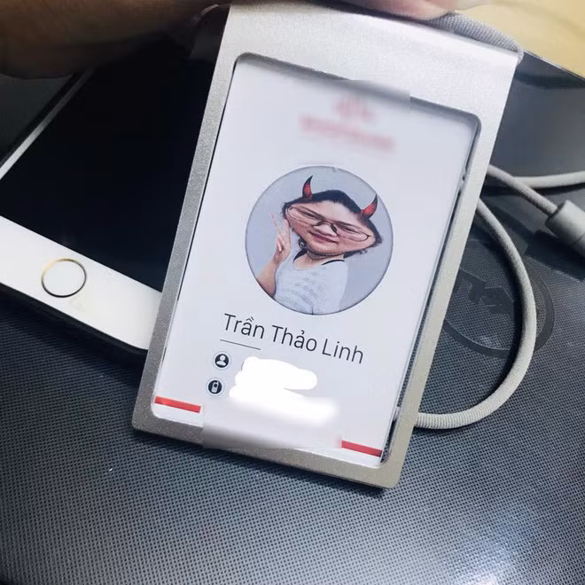 Biết là vậy nên khi được công ty báo phải chụp ảnh để làm thẻ nhân viên thì cô bạn Trần Thảo Linh (sinh năm 1993) cùng các đồng nghiệp đã make up chỉn chu sao cho có được tấm ảnh long lanh nhất có thể.