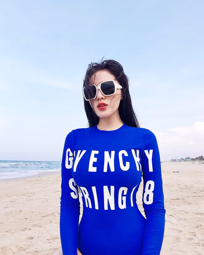 Kỳ Duyên đăng ảnh kèm caption: "Catch me now..." nhưng về cơ bản là Duyên muốn mọi người nắm bắt được trọng tâm bức ảnh đó là vòng 3 khá căng của cô nàng hoa hậu