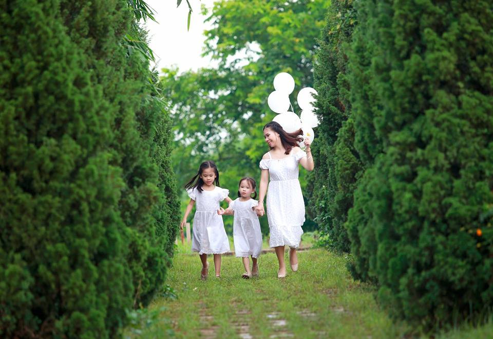 Chị Đỗ Thị Giang, mẹ của hai cô công chúa đáng yêu vô cùng là bé Vũ Huyền Trang ( 6 tuổi) và bé Vũ Quỳnh An ( 4 tuổi). Hiện gia đình chị đang sinh sống và làm việc tại Hà Nội. Điểm đặc biệt thú vị là 3 mẹ con cứ ra đường là diện đồ đồng điệu, gióng y hệt nhau khiến nhiều bà mẹ không có con gái đều phải ghen tỵ.