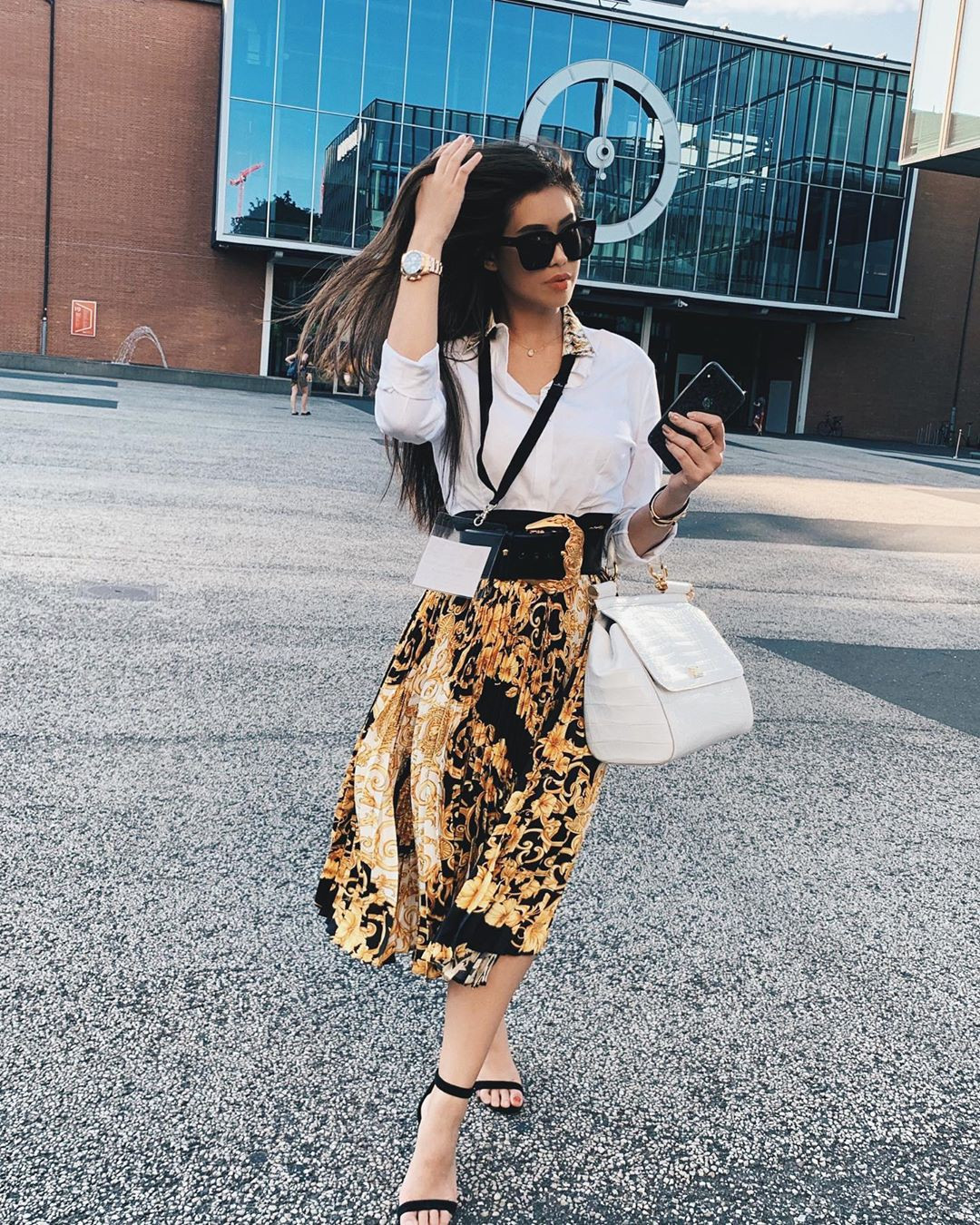 Trên trang Instagram @tiennguyenn, nữ Rich Kid Việt thường xuyên chia sẻ hình ảnh những chuyến du lịch xa hoa, nghỉ dưỡng trong căn biệt thự hoàng tráng, check-in nhà hàng sang trọng. Nhờ vậy mà dù không thường xuyên xuất hiện trên truyền thông, cô nàng vẫn chiếm spotlight ầm ầm của dân tình trên MXH.