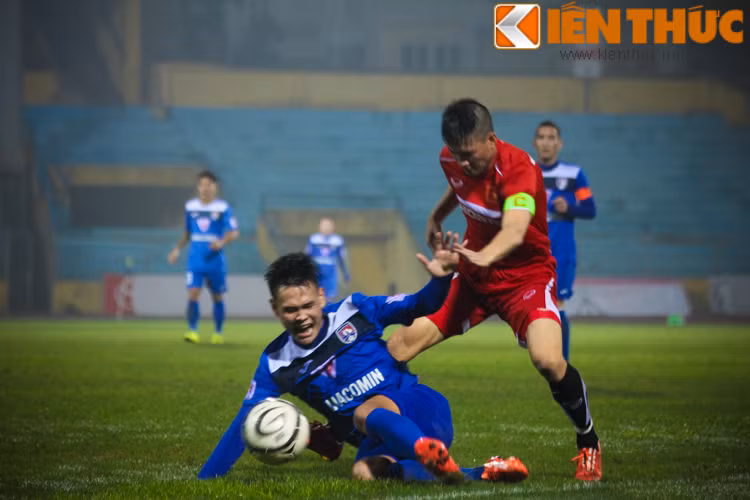 Được sự hậu thuẫn của cặp đôi Xuân Trường và Tuấn Anh, Công Vinh liên tục nhận bóng và được trao cơ hội để bắn phá khung thành của CLB Than Quảng Ninh.