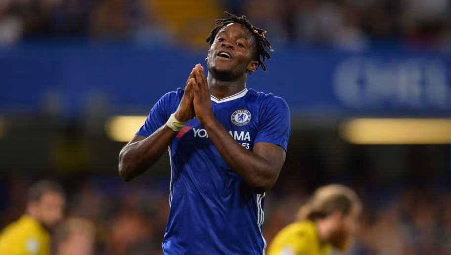 Michy Batshuayi là bản hợp đồng 40 triệu bảng của Chelsea trong mùa giải mới. Cầu thủ trẻ người Bỉ này là cái tên hoàn toàn lạ lẫm trên bản đồ bóng đá thế giới và theo nhiều người anh chỉ đáng giá 29,5 triệu euro.
