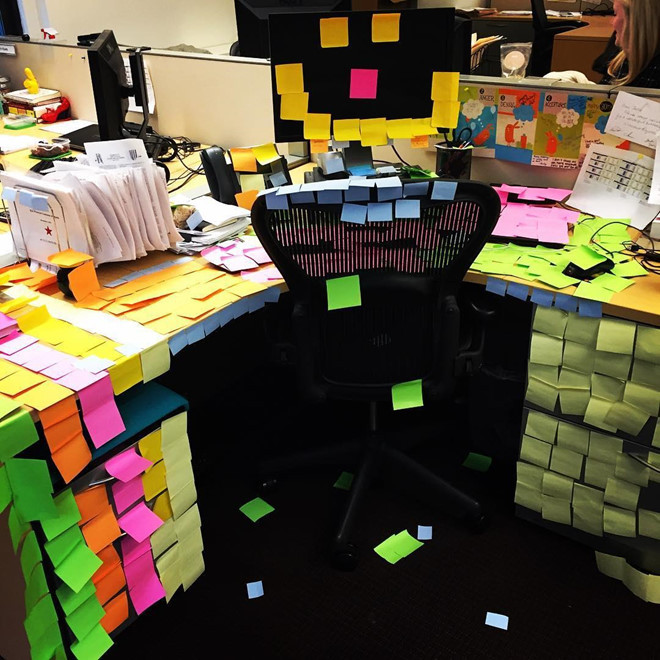 Lấy hết giấy nhớ ra để dán khắp mặt bàn của đứa ngồi cạnh là điều mà các dân văn phòng có thể "troll" đồng nghiệp.