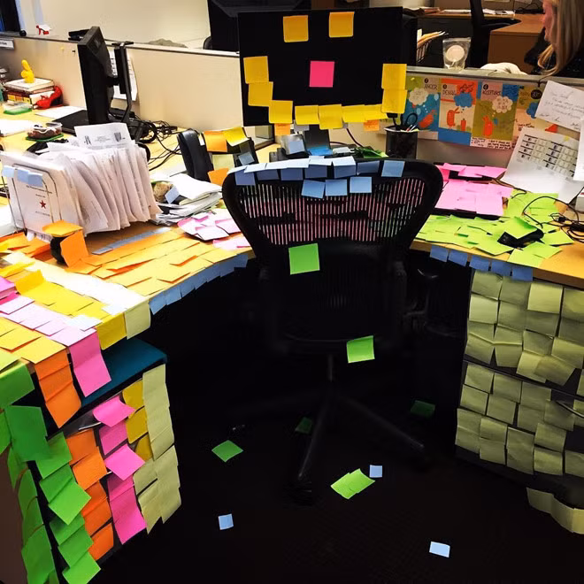 Lấy hết giấy nhớ ra để dán khắp mặt bàn của đứa ngồi cạnh là điều mà các dân văn phòng có thể "troll" đồng nghiệp.