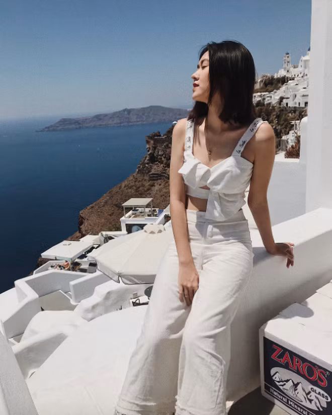 Không những ghé thăm Pháp mà cô nàng hot girl trường Phan Đình Phùng còn tranh thủ vi vu luôn Hy Lạp và đến thăm quan Santorini - một hòn đảo ở miền nam biển Aegea.