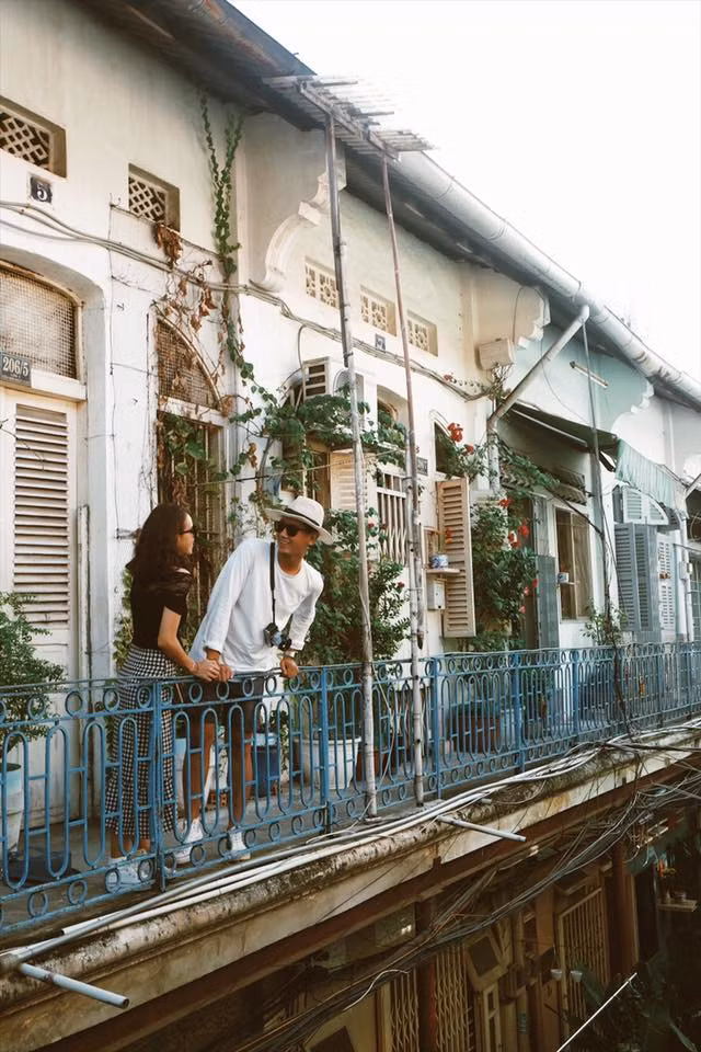 Hẻm 206 đường Trần Hưng Đạo B (quận 5, TP.HCM) còn được biết đến với tên gọi hẻm Hào Sĩ Phường hay con hẻm Hong Kong là địa điểm được nhiều giới trẻ yêu hoài cổ Sài Gòn tìm đến để tận hưởng những kiến trúc cổ còn sót lại của thành phố có tuổi đời hơn 300 này.