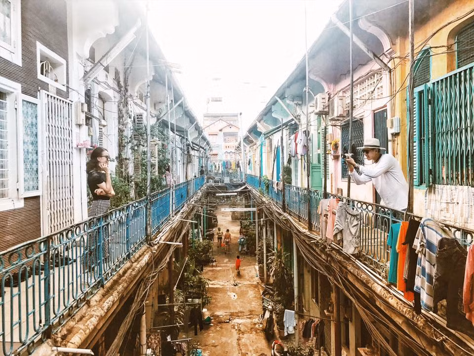 Cái tên Hào Sỹ Phường được diễn giải rằng Hào là được lấy từ chữ hào hiệp, Sỹ trong từ văn sỹ và Phường là phường buôn bán. Cả cụm có nghĩa là khu phố buôn bán mang tinh thần của người hào hiệp và có tâm hồn thi sĩ. Ảnh Hải Vinh