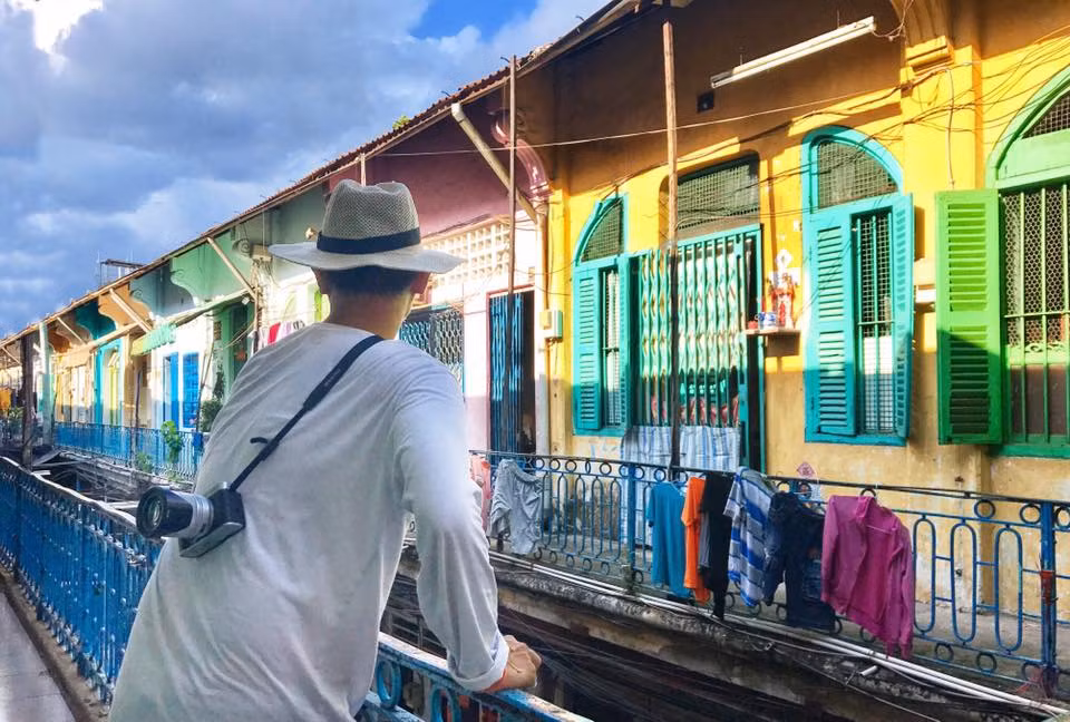 Đây được mệnh danh là con hẻm có kiến trúc độc đáo nhất trung tâm Sài Gòn dù đã tồn tại hơn 1 thế kỷ. Các song sắt dọc lan can được sơn màu xanh cobalt dịu mát kết hợp với phần mái uốn lượn mềm mại tạo nên khung cảnh thanh bình. Ảnh: Minh Phem