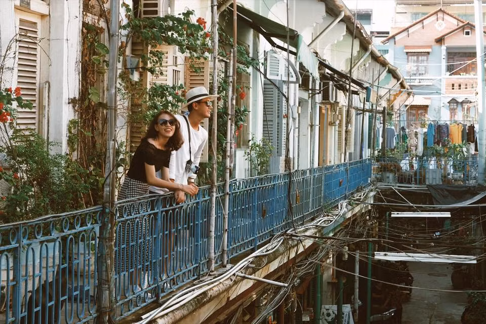 Để vào hẻm như phim Hong Kong này, bạn phải đi qua một con ngõ tối với mảng tường có màu xanh ngọc bích đã cũ, lối vào nằm ngay mặt đường nhưng nếu không để ý bạn có thể lướt qua mà không nhận ra đó.