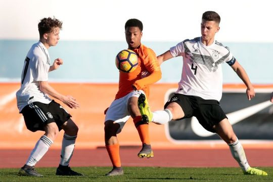 MU chuẩn bị ký hợp đồng với tài năng trẻ đầy hứa hẹn của Ajax, Dillon Hoogewerf sau khi câu lạc bộ có trụ sở tại Amsterdam xác nhận, cầu thủ này đã quyết định không ký các điều khoản thi đấu chuyên nghiệp với đội bóng.