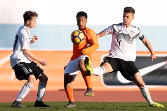 MU chuẩn bị ký hợp đồng với tài năng trẻ đầy hứa hẹn của Ajax, Dillon Hoogewerf sau khi câu lạc bộ có trụ sở tại Amsterdam xác nhận, cầu thủ này đã quyết định không ký các điều khoản thi đấu chuyên nghiệp với đội bóng.