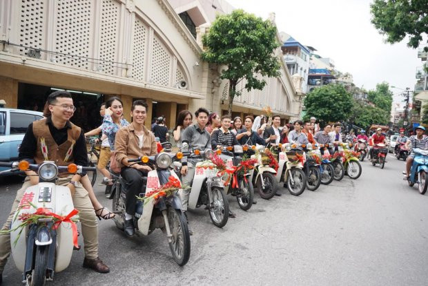 Là một người chứng kiến tận mắt đoàn rước dâu của đám cưới trên, Bác Xuân (57 tuổi) nhà phố Hàng Đầu chia sẻ: "Nhìn lại những hình ảnh này, làm bác nhớ lại ngày cưới của mình. Khi Hà Nội chỉ có lác đác mấy cái xe máy và nhà nào đón dâu được như này là to lắm đấy. Chú rể ăn mặc đơn giản, cô dâu trang điểm lòe loẹt nhưng ngày xưa chỉ có vậy".