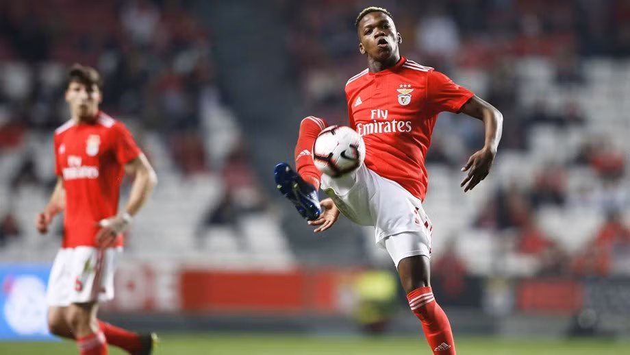 Theo tiết lộ từ tờ Sky Sport, Guardiola đã yêu cầu các tuyển trạch viên của Man City theo dõi sát sao Florentino Luis của CLB Benfica.