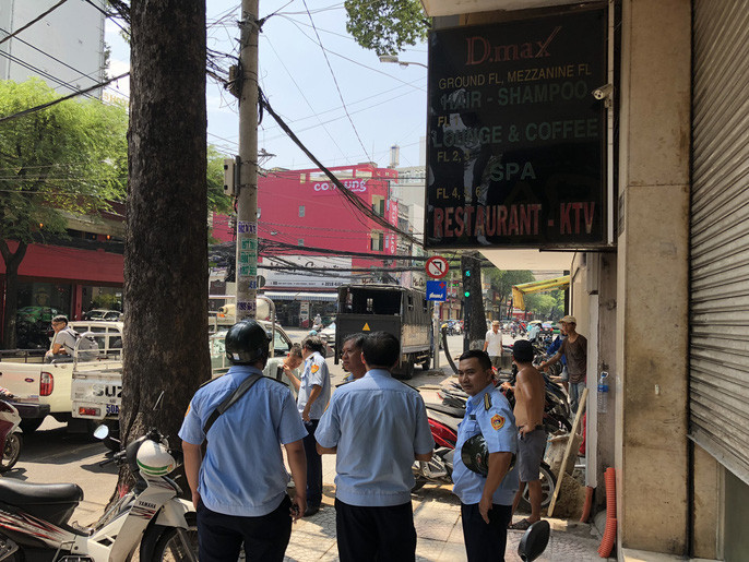 Sáng 19/5, lực lượng chức năng gồm UBND phường Phạm Ngũ Lão và Công an quận 1 tiến hành kiểm tra trật tự giao thông, vỉa hè