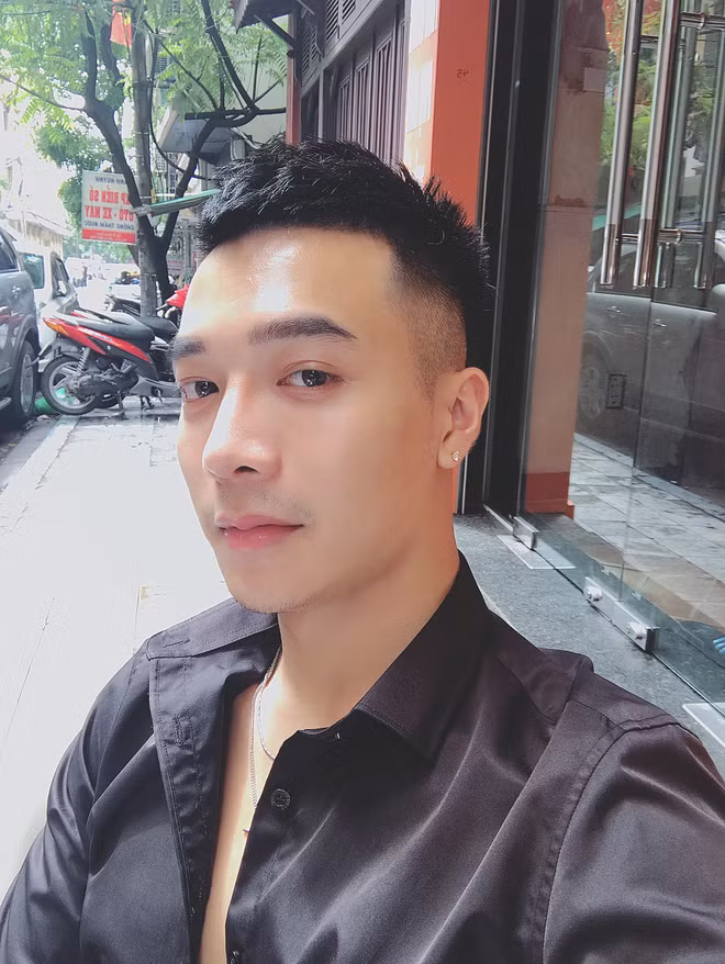 Cũng chính vì vẻ đẹp xấu xí, Tùng Lâm bị người yêu cũ chê "vừa đen, xấu và quê", điều này khiến chàng trai 9X quê Lạng Sơn buồn rất nhiều.