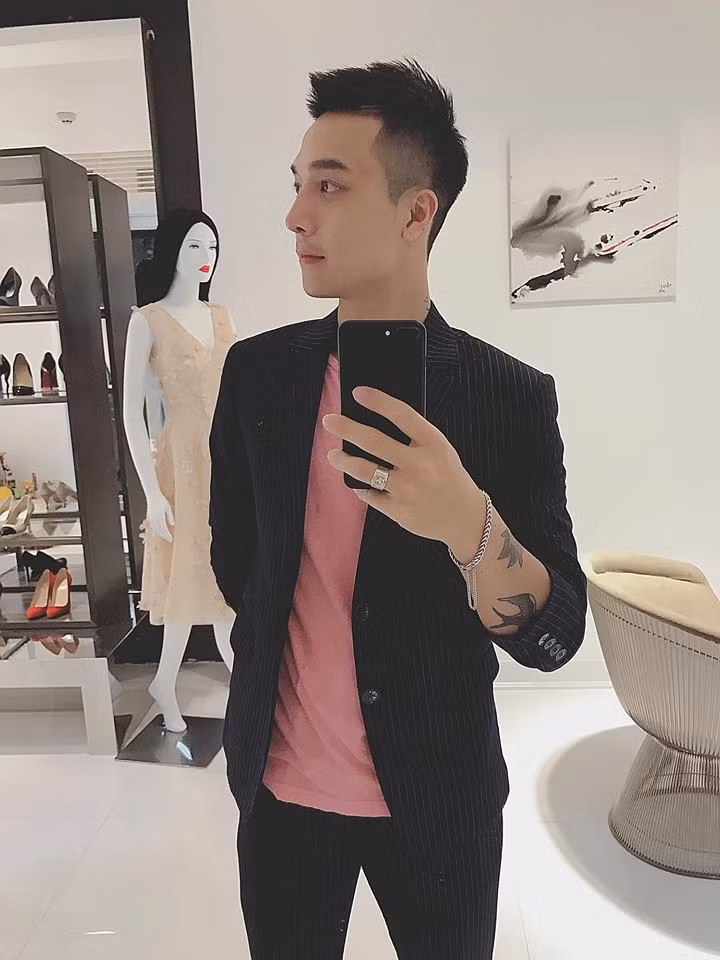 Lâm đã nằm trên bàn phẫu thuật và trải qua nhiều đau đớn, bao gồm các phần thực hiện: nâng cơ mắt cho to tròn và tiêm bọng mắt cười, xóa tan quầng thâm mắt, nâng mũi cấu trúc và thu nhỏ cánh mũi.