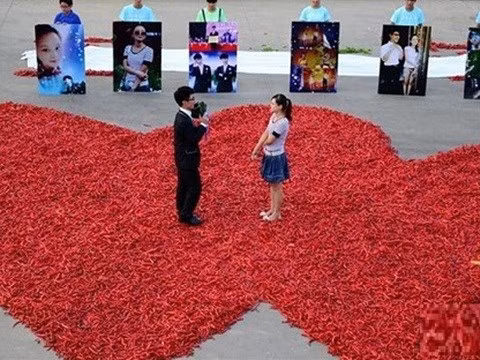 Ngày lễ tình nhân là cơ hội được nhiều người dùng để tỏ tình hoặc cầu hôn. Chính vì vậy dịch vụ chuẩn bị khung cảnh lãng mạn cũng được nhiều bạn trẻ nghĩ tới. Qua đó, các bạn trẻ làm dịch vụ sẽ trang trí địa điểm hẹn hò, thắp nến trái tim, xếp hoa hồng hay phụ họa nhảy flashmob giúp chủ nhân tỏ tình.