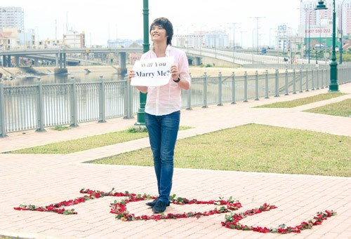 Nhưng đi một khuyến cáo nho nhỏ với các vị khách sử dụng dịch vụ cầu hôn ngày Valentine đó là phải cân nhắc kĩ lưỡng và thăm dò ý của đối phương vì đã không ít người nếm trái đắng vì bị từ chối tình cảm trước đám đông. Tiền vừa mất, tình vừa tan là điều mà không ai muốn nhận trong ngày lễ đặc biệt này.