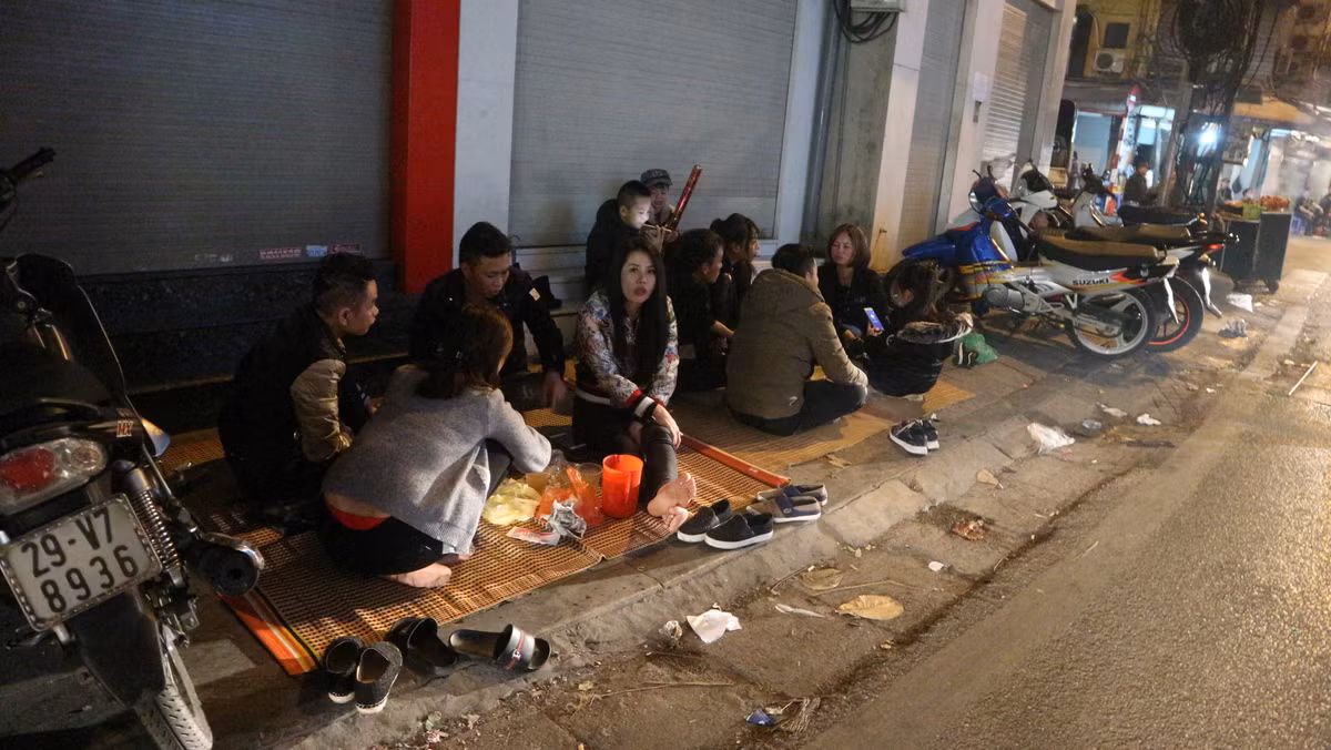 Một quán mực vỉa hè tại phố Hàng Bồ dù tăng giá hơn so với ngày thường nhưng vẫn thu hút được khá nhiều người dân thưởng thức chờ đợi màn bắn pháo hoa.