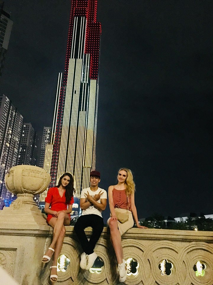 Ngoài việc check-in ở không gian dưới dân tòa nhà cao nhất Việt Nam, nếu muốn nó lọt chọn độ cao vào khung hình, bạn có thể chụp ở những cây cầu xung quanh nó.