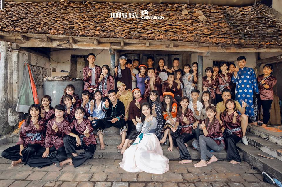 Tập thể lớp 12A6 trường THPT Lê Hoàn vào vai thực hiện bộ ảnh kỷ yếu mang đậm tính văn học.