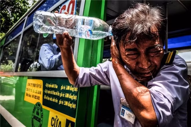 Một ngày nóng bức của bác tài xe buýt khi phải làm việc liên tục trên những chuyến xe đông đúc và ngột ngạt. Ảnh: Minh Phạm.