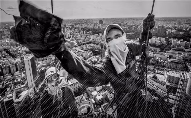 Ai trong cuộc sống đều có một nghề nghiệp riêng để mưu sinh cho bản thân cũng như lo lắng cho gia đình. Dù có làm nghề gì họ cũng phải bỏ mồ hôi công sức ra để có được đồng tiền nên điều đó rất đáng trân trọng. Ảnh: Hùng Dũng.