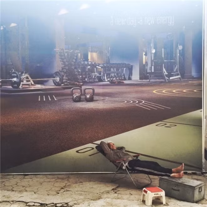 Phút nghỉ ngơi sau một ngày dài mệt mỏi của ông lão vá xe bên lề đường. Ảnh: Nguyễn Nam Long.