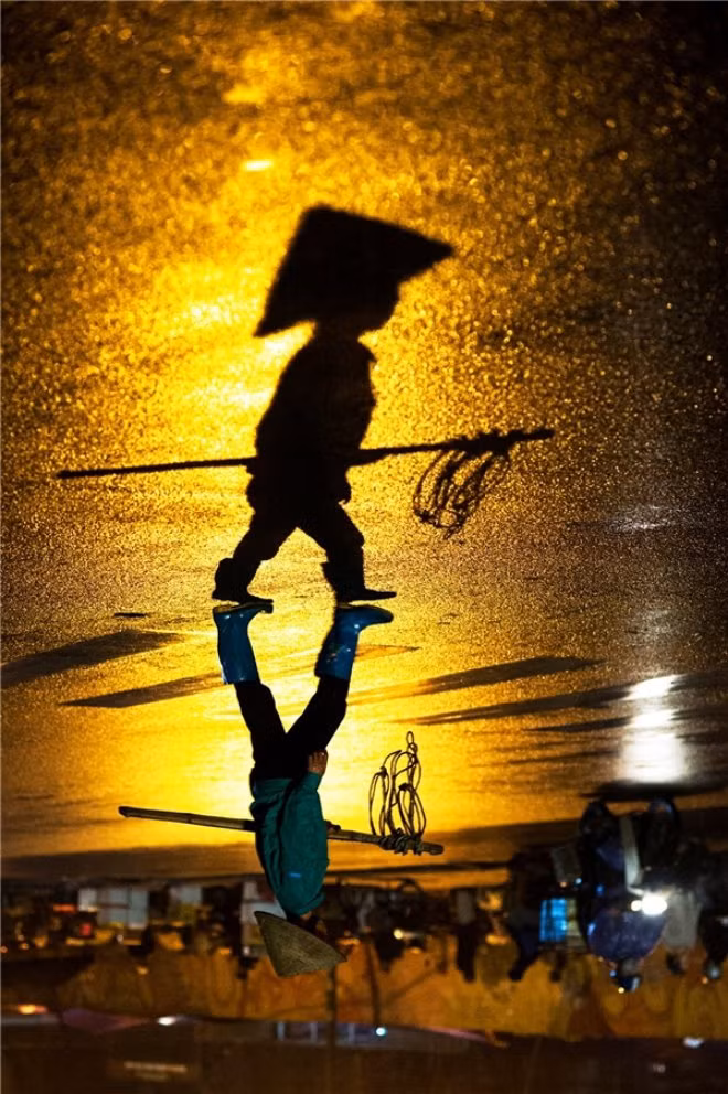 Chính vì vậy, những bức ảnh mưu sinh tuyệt đẹp, ghi lại khoảnh khắc vất vả của những con người sống trên mảnh đất Việt Nam đã động đến trái tim của vạn người. Ảnh: Lê Duy Anh.