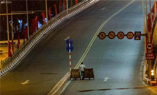 Còn với những người công nhân vệ sinh môi trường, họ làm việc khi toàn thành phố chưa tỉnh giấc và ra về khi đèn đường đã ngả bóng. Nhưng những đóng góp của họ khiến cho đường xá trở nên sạch sẽ và mỹ quan đô thị ngày được nâng cao. Ảnh: Minh Quang Dương.