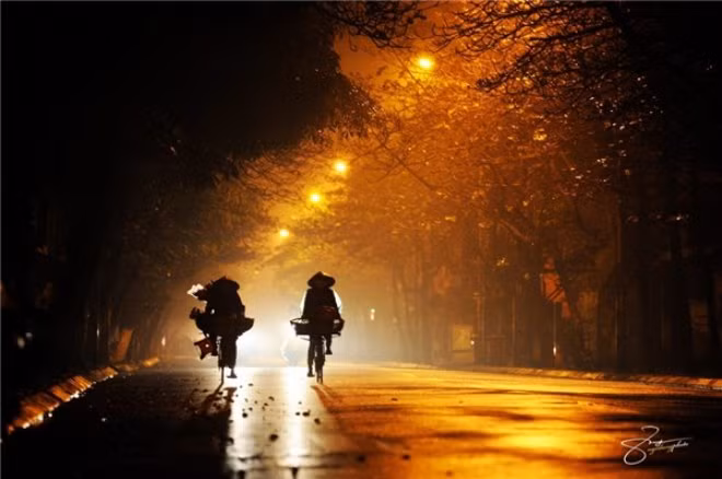 Những chiếc xe hàng rong là đặc sản của văn hóa ẩm thực Việt đi theo các thế hệ qua năm tháng. Ảnh: Ngô Trung Dũng.