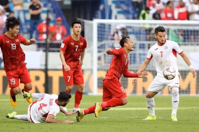 Với tốc độ, khả năng xử lý bóng và độ quái, Trọng Hoàng tỏ ra nguy hiểm trong những pha phối hợp tấn công cùng đồng đội.