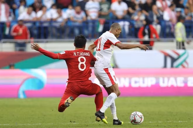 Tuy nhiên cũng chẳng chịu lép vế, Trọng Hoàng cũng khiến Khalil gặp vô vàn khó khăn khi phải đọ sức.