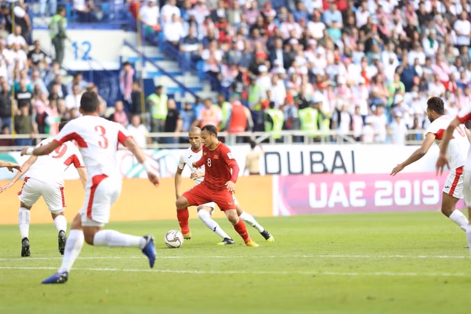 Trước khi thực hiện đường chuyền đẳng cấp giúp Công Phượng ghi bàn gỡ hòa cho Việt Nam trước Jordan, Trọng Hoàng đã có những pha xuống cánh cực tốt độ để đưa bóng ngược về tuyến hai cho đồng đội.