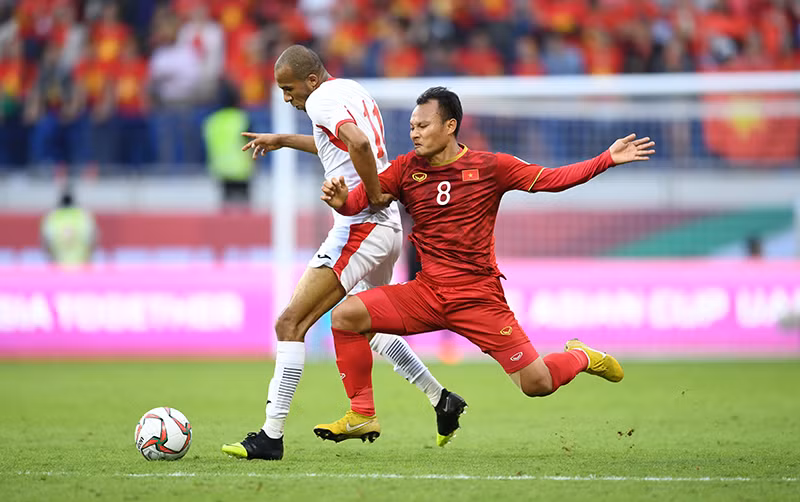 Những pha tranh chấp tay đôi giữa Trọng Hoàng và Khalil luôn khiến trọng tài điều khiển trận đấu quan sát rất kĩ.