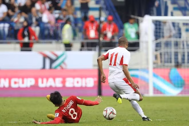 Tuy nhiên, Hoàng Bò đã có câu trả lời cho NHM bằng việc lên công về thủ không biết mệt mỏi, sẵn sàng tranh chấp với những cầu thủ Jordan giàu sức mạnh.