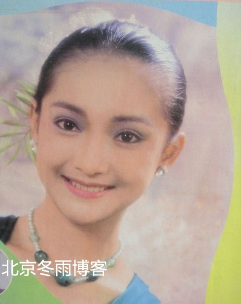 Người hâm mộ dễ dàng nhận ra Châu Tấn bởi nhan sắc của cô ngay từ năm 16 tuổi không có nhiều đổi khác so với Châu Tấn tuổi 42 của hiện tại.