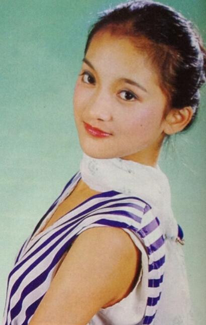 Cũng nhờ nổi tiếng trên ảnh lịch giúp Châu Tấn có cơ hội đến với điện ảnh khi đạo diễn Tạ Thiết Ly phát hiện gương mặt đẹp dịu dàng và thuần khiết của cô. Ông đã quyết định mời cô tham gia bộ phim cổ trang thần thoại Cổ mộ Liêu Trai năm 1991. Đây chính là bộ phim đầu tay Châu Tấn chạm ngõ điện ảnh ở tuổi 17, đưa cô đến với ngôi vị của một Hoa đán lừng danh trong làng điện ảnh Hoa ngữ.