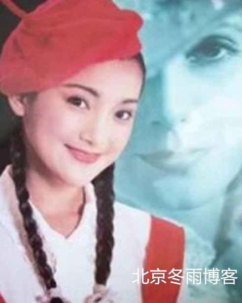 Thậm chí, phong cách trang điểm và phục trang của Châu Tấn trong bộ ảnh cách nay hơn hai thập kỷ còn khiến người đẹp có phần chín chắn và già dặn hơn so với độ tuổi trăng tròn.