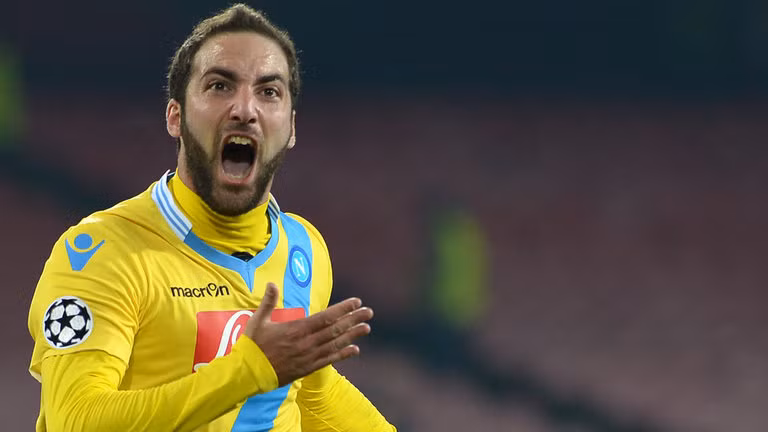 Nếu không hoàn thành mục tiêu là Antoine Griezmann thì Chelsea vẫn thể có cho mình một tiền đạo đẳng cấp đó là Gonzalo Higuain. Tiền đạo người Argentina đang dẫn đầu danh sách vua phá lưới tại Serie A với hiệu suất 14 bàn sau 15 lần ra sân.