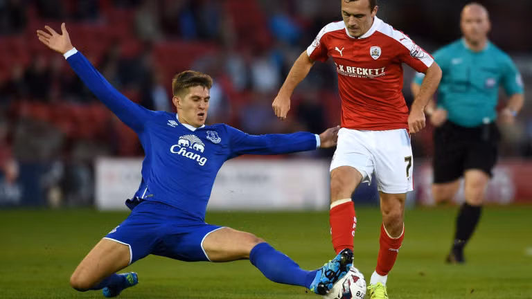  Chelsea đang gặp khó khăn tại giải Ngoại hạng Anh 2015/2016. Đặc biệt là ở hàng thủ, kể từ đầu mùa giải nhà ĐKVĐ Ngoại hạng Anh 2014/2015 đã để lọt lưới đến 24 bàn. Trong hoàn cảnh John Terry không thể tiếp tục thi đấu đỉnh cao ở độ tuổi 34, Gary Cahill từ lâu đã đánh mất sự ổn định hay Kurt Zouma vẫn ở mức tài năng trẻ, Chelsea đang thực sự cần một ngôi sao có thể gánh vác hàng phòng ngự.