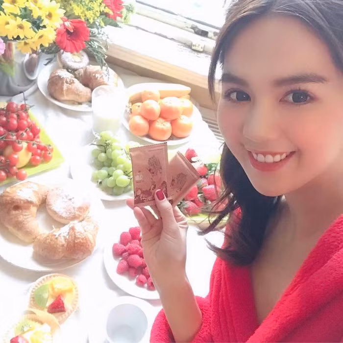 Tận hưởng không gian lí tưởng của căn phòng tuyệt mỹ này nên Ngọc Trinh đã không quên ghi lại những khoảnh khắc ấn tượng tại nơi đây.