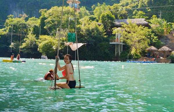 Hang Tối có nghĩa là "Ánh sáng tối trong hang" vô cùng đậm đặc, khiến người ta có cảm tưởng có thể chạm tay vào được. Vì vậy, nếu có dịp đến với khu du lịch được mệnh danh Cửu Trại Câu phiên bản Việt bạn nên khám phá tất cả những hệ sinh thái xung quanh. Ảnh trong bài: Ivivu.