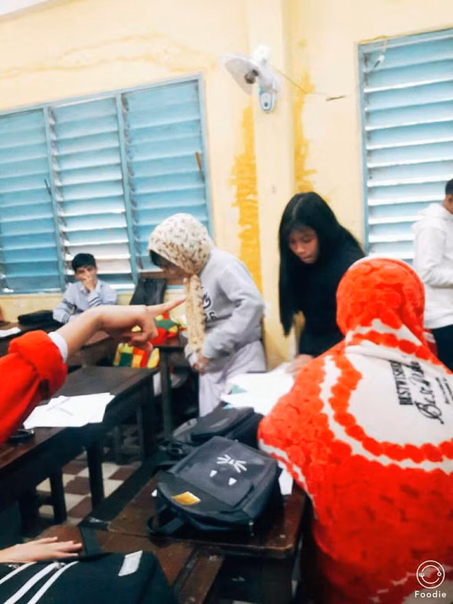 Lớp học chẳng còn những chiếc áo đồng phục và thay vào đó là những chiếc chăn nhiều màu đến từ học sinh. Ảnh trong bài: Sưu tầm Facebook.