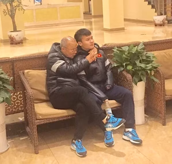 Bức ảnh ôm Quang Hải như tình nhân của HLV Park Hang Seo được dân mạng sử dụng chế ra rất nhiều bức ảnh mang lại tiếng cười cho mọi người.