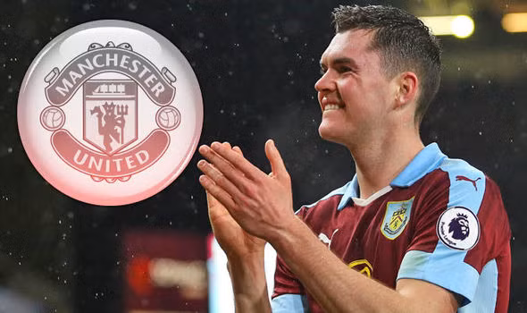 M.U đánh bại Liverpool trong thương vụ Michael Keane: Vài ngày trước, báo giới Anh loan tin Liverpool sẽ chi 25 triệu bảng, và hầu như chắc chắn có được Keane. Tuy nhiên, Quỷ đỏ lại đang nắm lợi thế cực lớn trong thương vụ này. Cụ thể, khi bán Keane cho Burnley năm 2015, M.U đã không cài điều khoản mua lại trong hợp đồng nhưng họ có một thỏa thuận giảm giá 25% nếu mua lại Keane từ Burnley. Ảnh: Goal