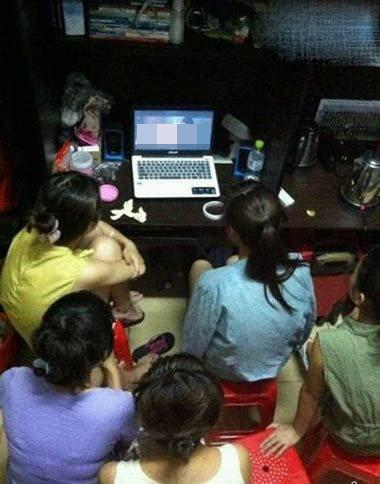 Họ còn rủ nhau xem những thứ văn hóa phẩm đồi trụy.