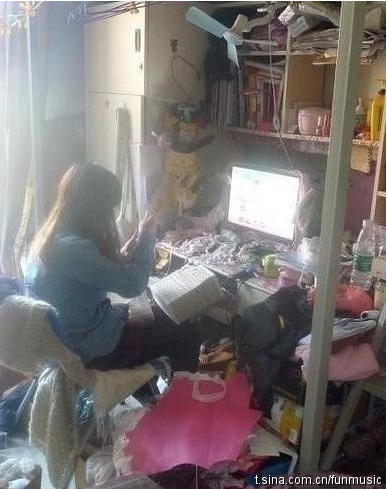 Căn phòng tràn ngập đồ đạc, rác rưởi vứt linh tinh.