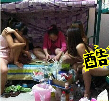 Tệ nạn cũng theo đó mà phát triển, ngoài giờ học, giờ đi làm thì các nữ sinh còn lấy bài bạc làm niềm vui.