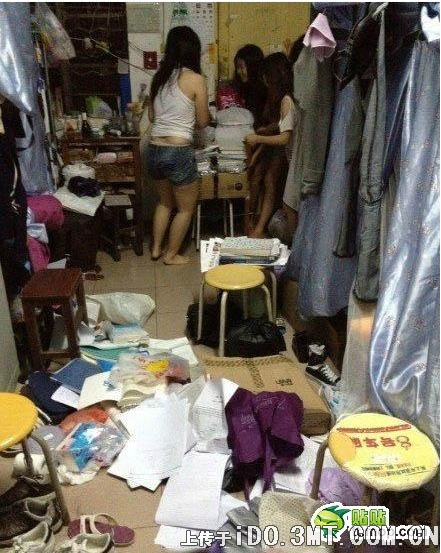 Phòng ký túc xá của nữ nhưng lại vô cùng bẩn thỉu và luộm thuộm.